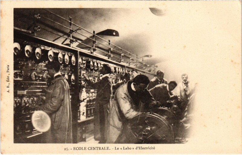 Carte postale ancienne Paris 3e Ecole Centrale Le Labo d'Electricite à Paris 3e