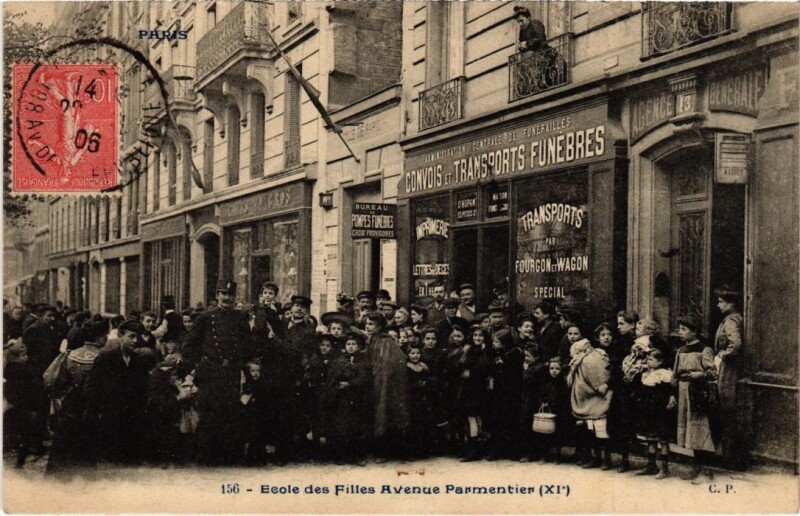 Carte postale ancienne Paris 11e Avenue Parmentier Ecole des Filles à Paris 11e