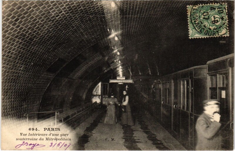 Carte postale ancienne Vue Intérieure d'une gare souterraine du Métropolitain à Paris