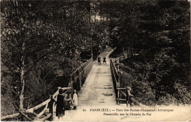 Carte postale ancienne Parc des Buttes-Chaumont - Passerelle sur le Chemin de Fer à Paris 19e