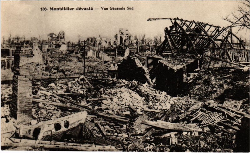 Carte postale ancienne Montdidier Devaste - Vue Generale Sud à Montdidier