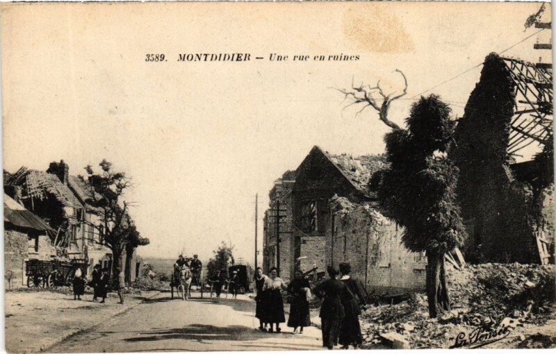 Carte postale ancienne Montdidier Une Rue en Ruines à Montdidier