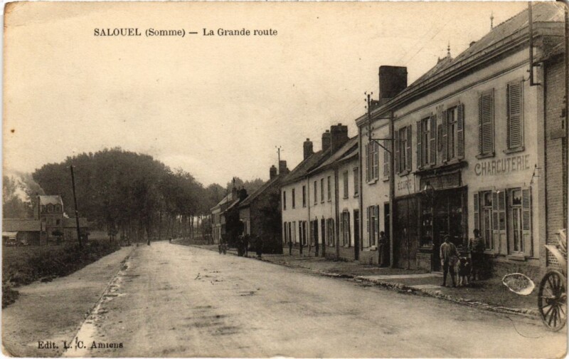 Carte postale ancienne Salouel La Grande Route