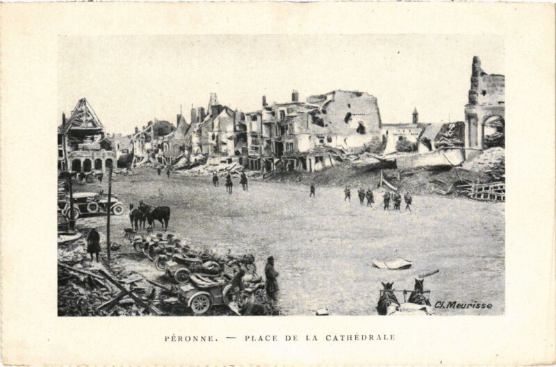 Carte postale ancienne Peronne Place de la Cathedrale
