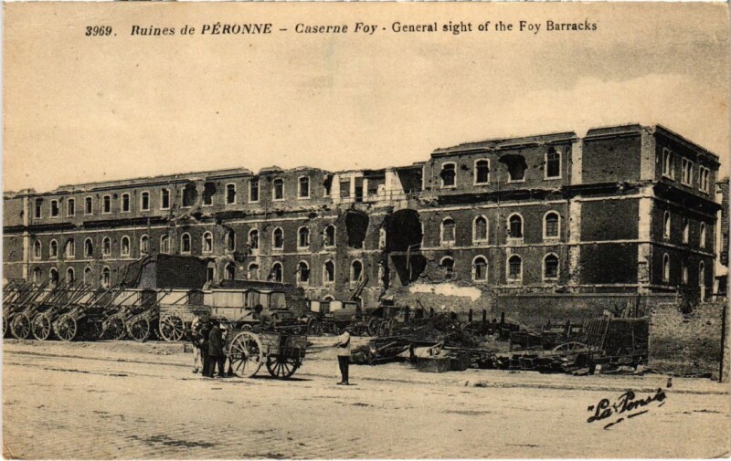 Carte postale ancienne Peronne Ruines - Caserne Foy