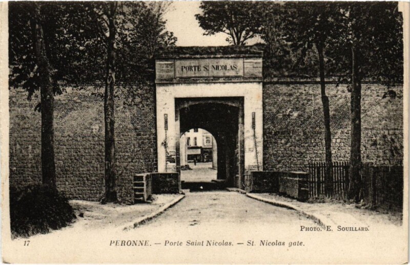 Carte postale ancienne Peronne Porte Saint Nicolas