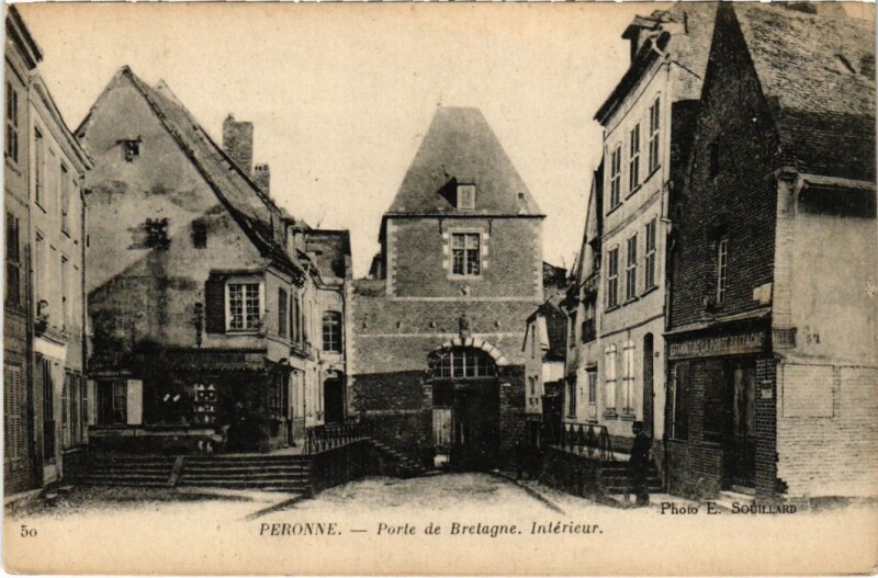 Carte postale ancienne Peronne Porte de Bretagne - Interieur