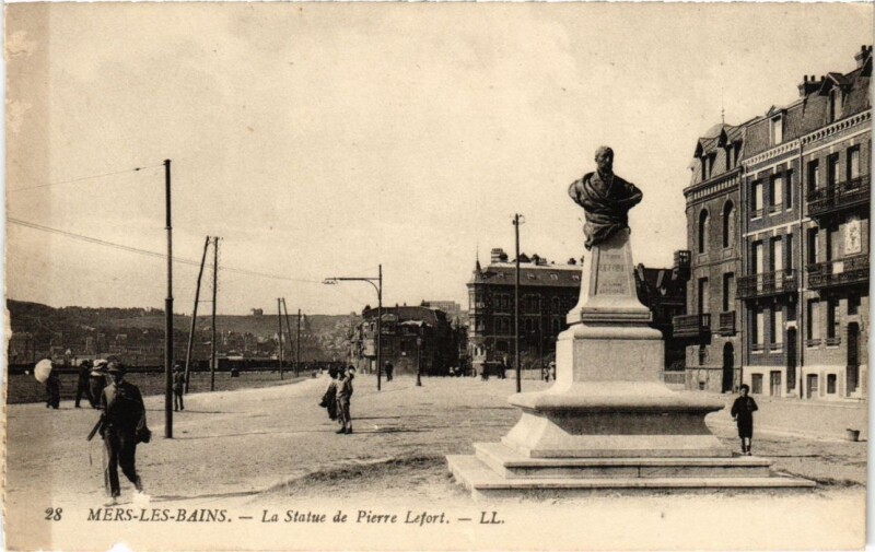 Carte postale ancienne Mers-les-Bains La Statue de Pierre Lefort à Mers-les-Bains