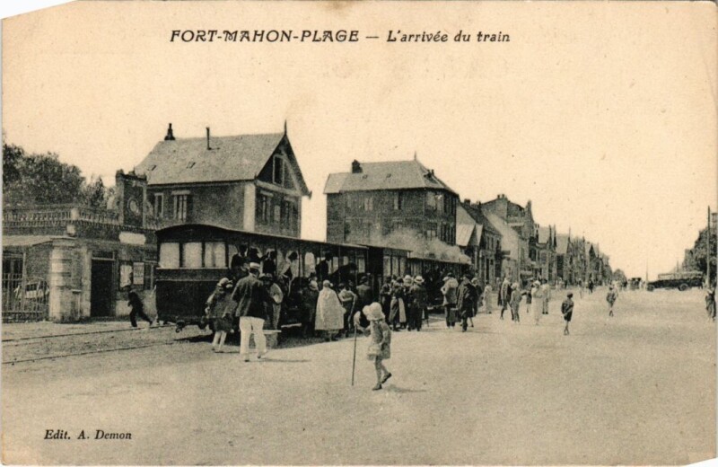Carte postale ancienne Fort-Mahon-Plage L'Arrivee du Train à Fort-Mahon-Plage