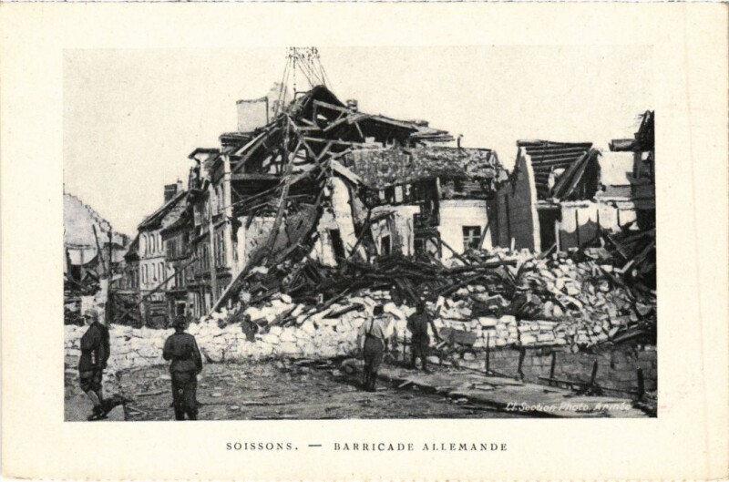 Carte postale ancienne Soissons Barricade Allemande