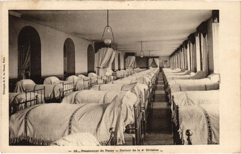 Carte postale ancienne Pensionnat de Passy - Dortoir de la 4e Division à Paris 16e