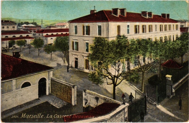 Carte postale ancienne Marseille La Caserne Beauveau à Marseille