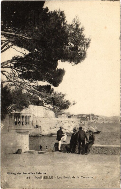 Carte postale ancienne Marseille Les Bords de la Corniche à Marseille