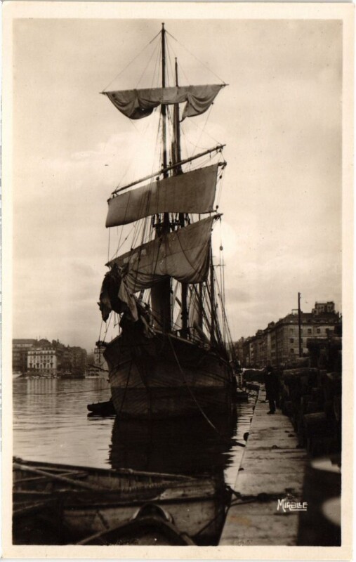 Carte postale ancienne Marseille Un Voilier dans le Vieux Port à Marseille