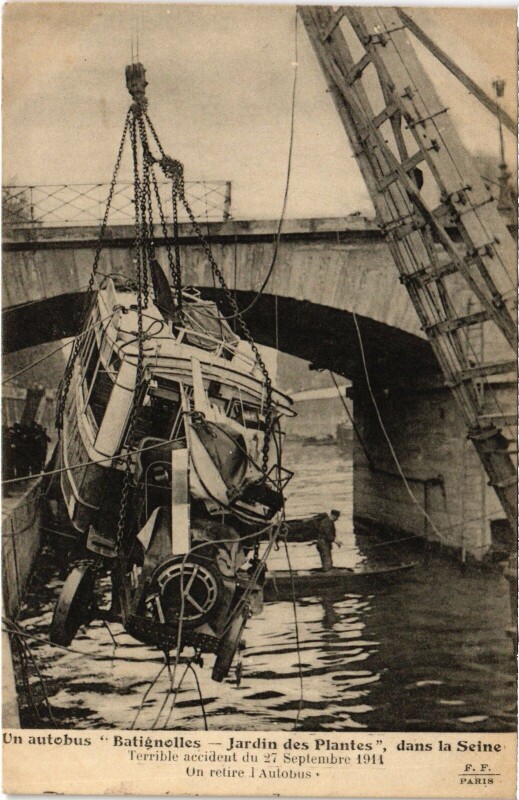 Carte postale ancienne Paris Accident Autobus dans la Seine