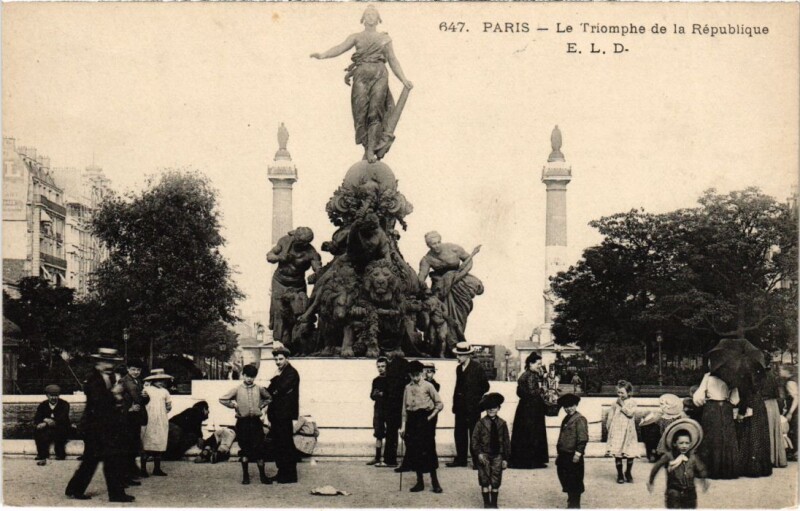 Carte postale ancienne Paris 11e Triomphe de la Republique à Paris 11e