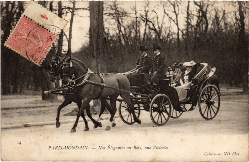 Carte postale ancienne Paris-Mondain - Nos Elégantes au Bois, une Victoria à Paris 16e