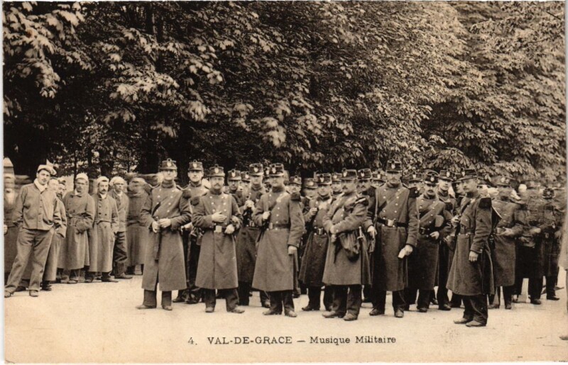 Carte postale ancienne Paris 5e Val-de-Grace Musique militaire à Paris 5e