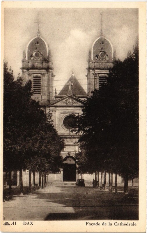 Carte postale ancienne Dax Facade de la Cathedrale