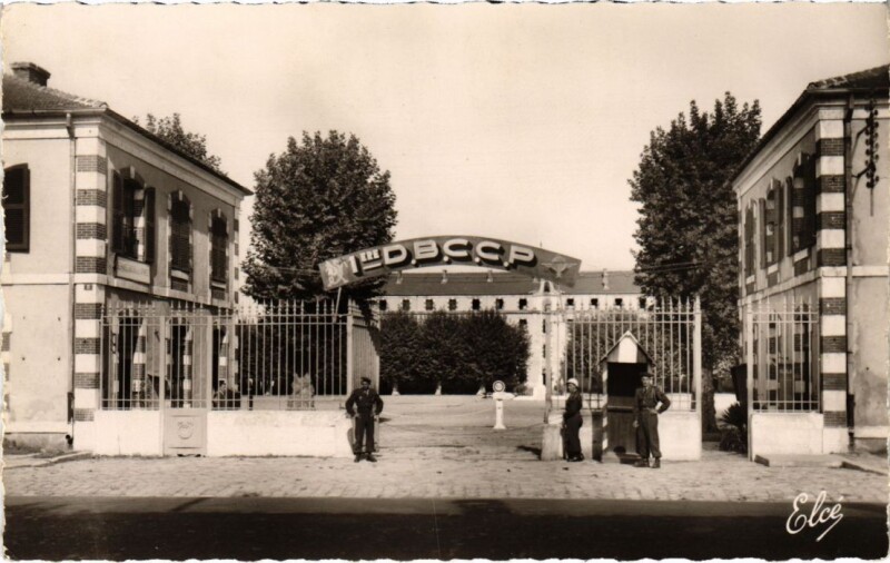 Carte postale ancienne Mont de Marsan La Caserne à Mont-de-Marsan