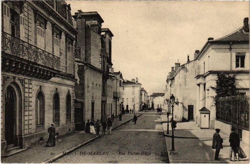 Carte postale ancienne Mont de Marsan Rue Victor Hugo à Mont-de-Marsan