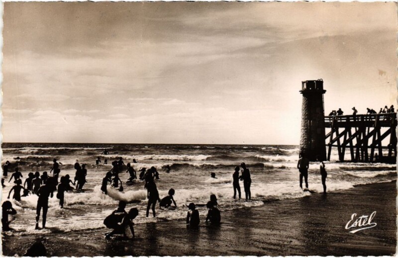 Carte postale ancienne Capbreton Jeux dans les vagues a Basse Mer à Capbreton