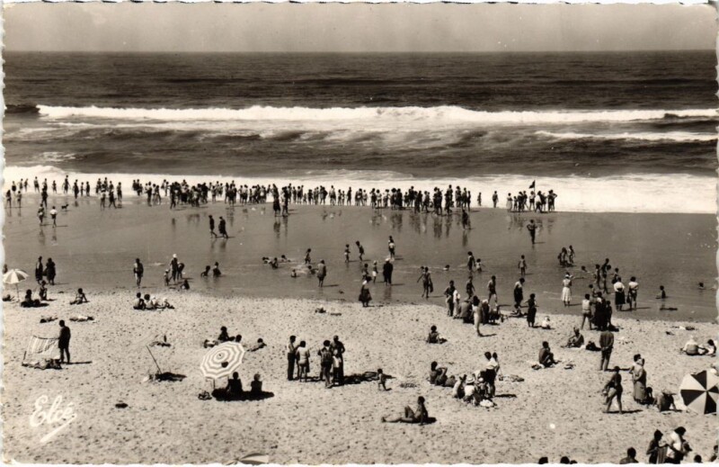 Carte postale ancienne Biscarrosse Le Bain dans la Vague à Biscarrosse