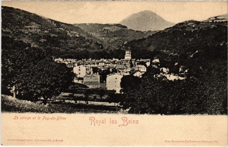 Carte postale ancienne Royat les Bains Le village et le Puy de Dome France à Royat