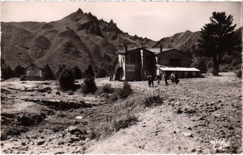 Carte postale ancienne Mont Dore Le Puy de Sancy et la Gare France à Mont-Dore