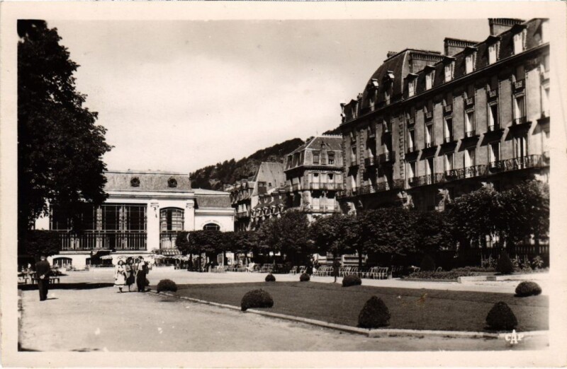 Carte postale ancienne Le Mont Dore Le Casino et le Parc France à Mont-Dore