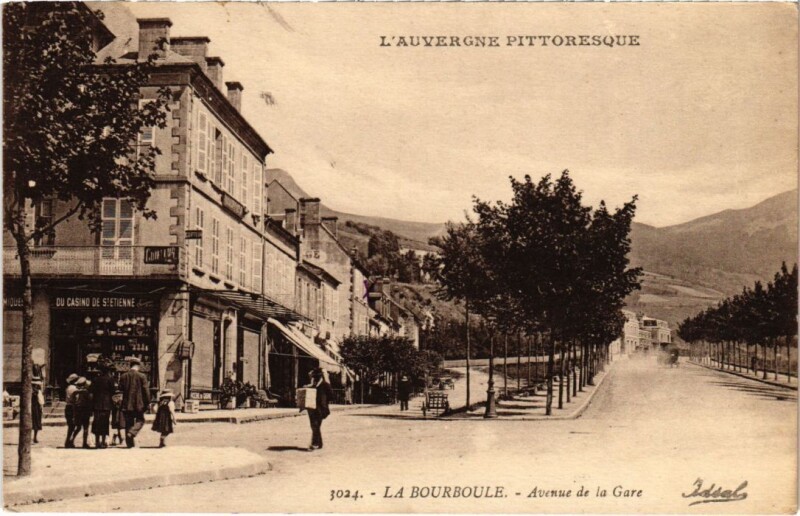 Carte postale ancienne La Bourboule Avenue de la Gare France à La Bourboule