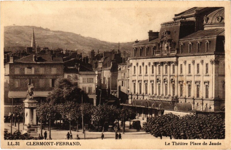 Carte postale ancienne Clermont Ferrand Le Theatre Place de Jaude France à Clermont-Ferrand