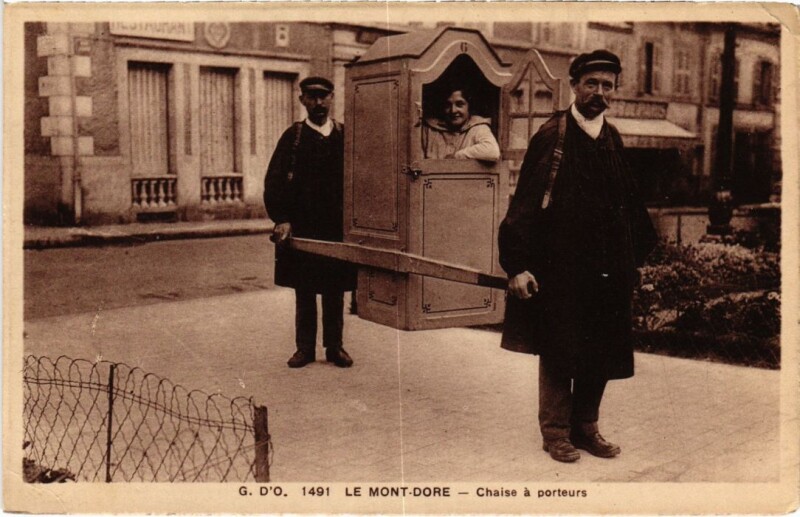 Carte postale ancienne Le Mont Dore Chaise a porteurs France à Mont-Dore