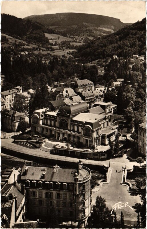 Carte postale ancienne La Bourboule Vue plongeante sur le Casino France à La Bourboule