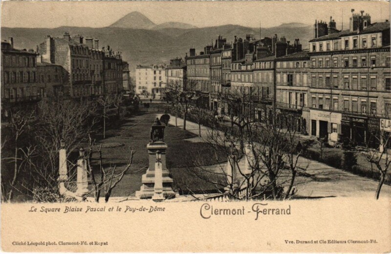 Carte postale ancienne Clermont Ferrand Le Square Blaise Pascal et le Puy-de-Dome France à Clermont-Ferrand