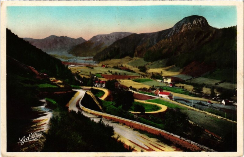 Carte postale ancienne Le Mont Dore Vallee du Sancy et le Capucin France à Mont-Dore