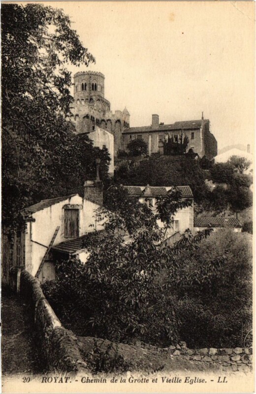 Carte postale ancienne Royat Chemin de la Grotte et Vieille Eglise France à Royat