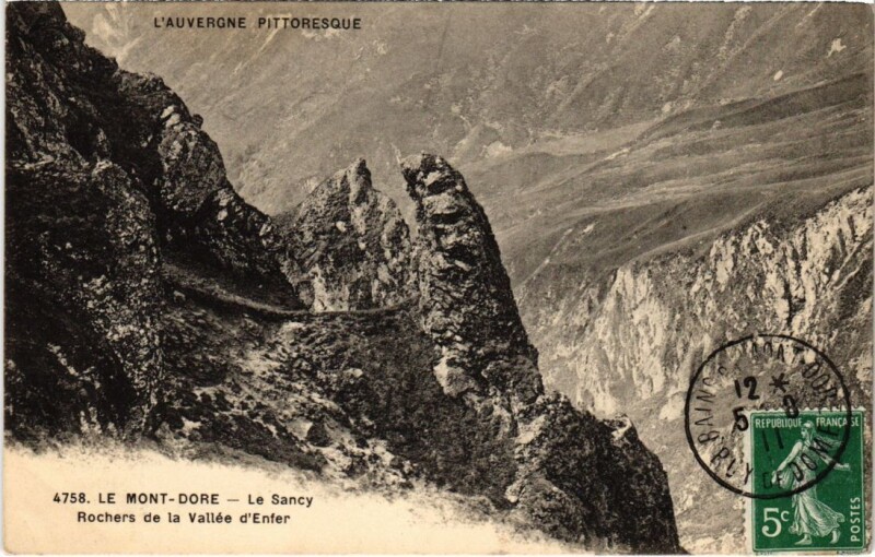 Carte postale ancienne Le Mont Dore Le Sancy, Rochers de la Vallee d'Enfer France à Mont-Dore