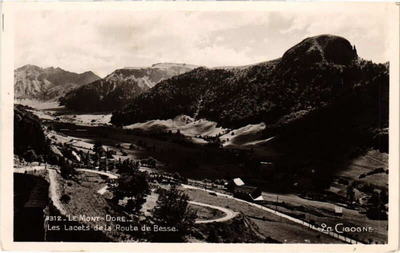 Carte postale ancienne Le Mont Dore Les Lacets de la Route de Besse France à Mont-Dore