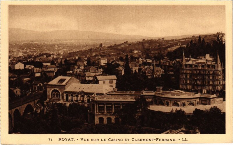 Carte postale ancienne Royat Vue sur le Casino et Clermont-Ferrand France à Clermont-Ferrand