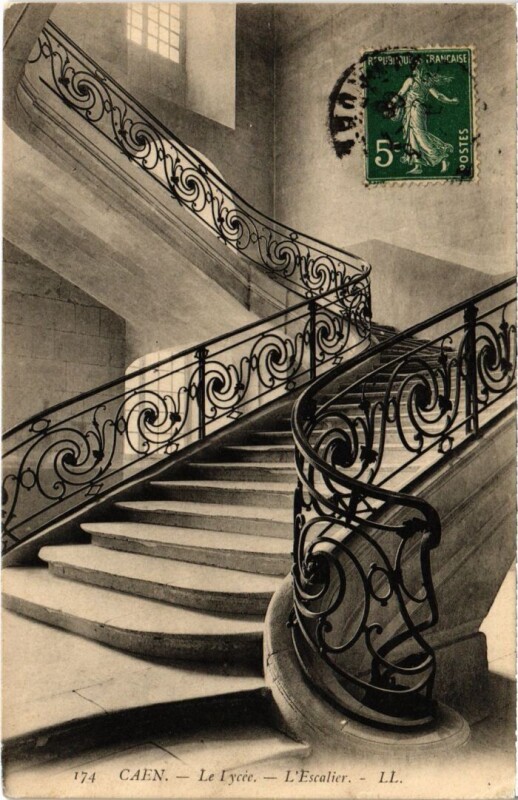 Carte postale ancienne Caen Le Lycee, L'Escalier France