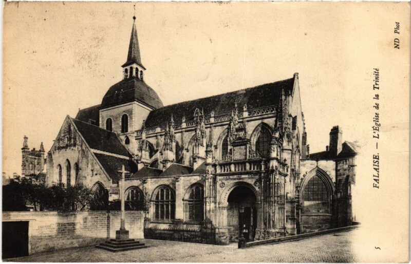 Carte postale ancienne Falaise L'Eglise de la Trinite France à Falaise