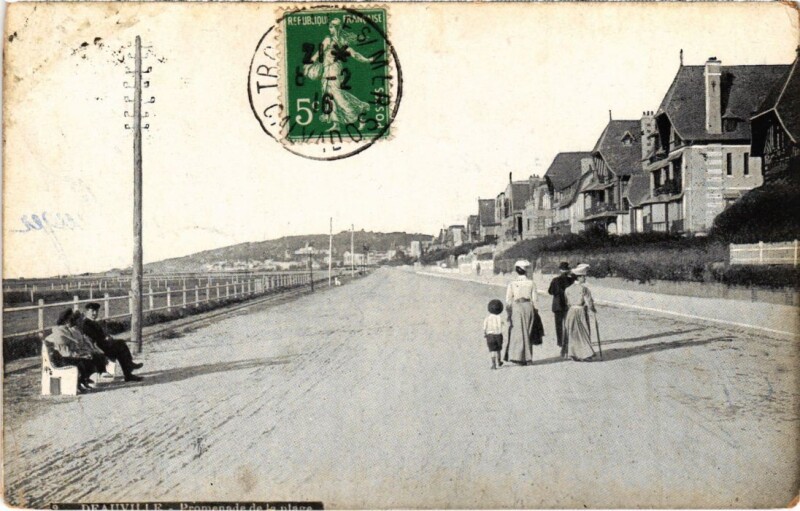 Carte postale ancienne Deauville Promenade de la Plage France à Deauville
