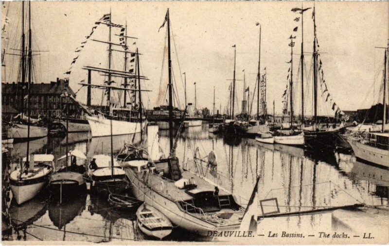 Carte postale ancienne Deauville Les Bassins France à Deauville