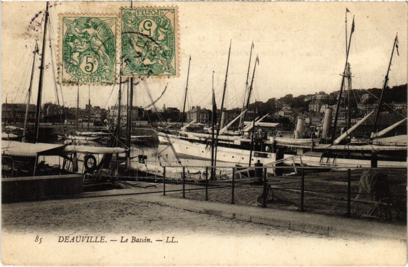 Carte postale ancienne Deauville Le Bassin France à Deauville