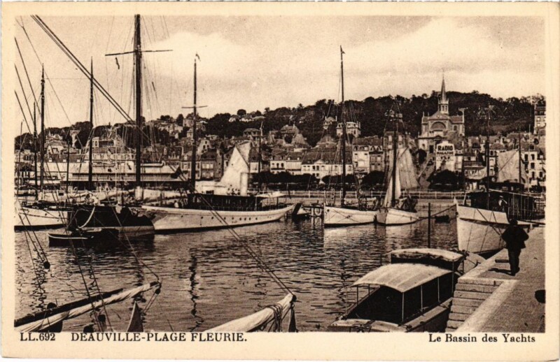 Carte postale ancienne Deauville Le Bassin des Yachts France à Deauville