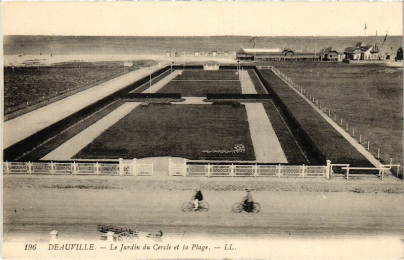 Carte postale ancienne Deauville Le Jardin du Cercle et la Plage France à Deauville