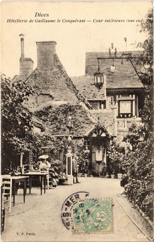 Carte postale ancienne Dives Cour interieure France