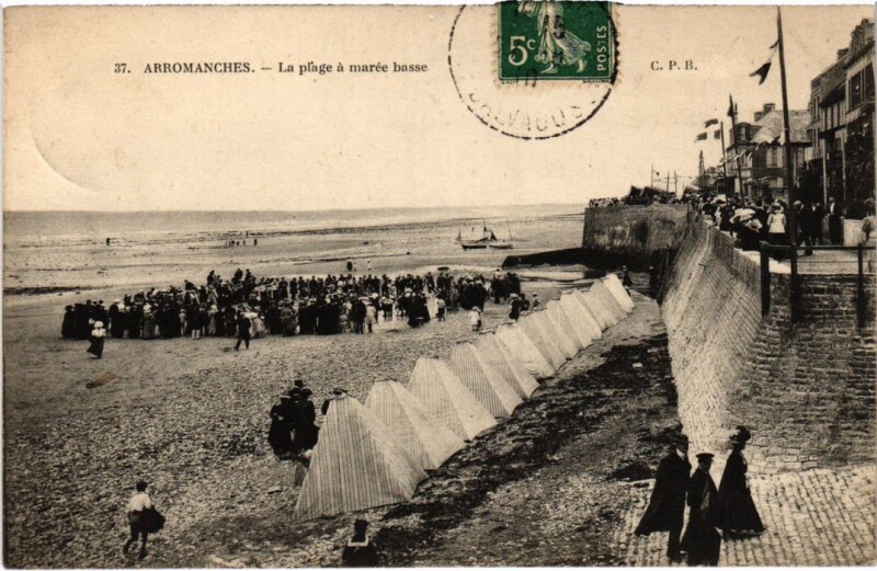Carte postale ancienne Arromanches-les-Bains La plage a maree basse France à Arromanches-les-Bains