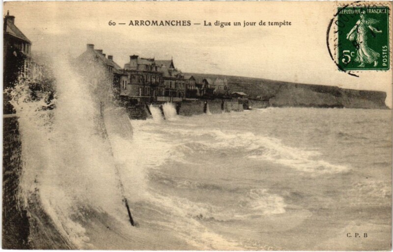 Carte postale ancienne Arromanches-les-Bains La Digue un jour de tempete France à Arromanches-les-Bains
